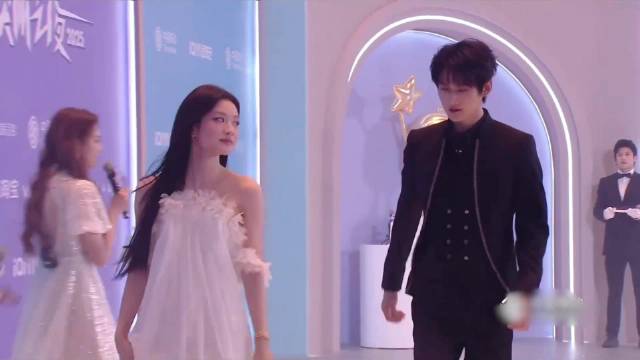 周柯宇跟谁在一起都搭，与徐若晗红毯上转圈圈，全场粉丝疯狂！