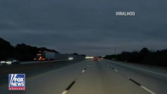 小型飞机迫降佛罗里达州高速公路撞上汽车致1人轻伤