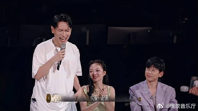 杨宗纬被粉丝指挥唱歌，不料衣服穿反，张杰都笑翻了！
