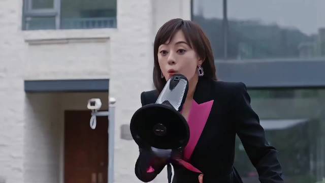 家庭主妇反手甩王炸！拉横幅巡游全小区，请某女士查收道德欠费单