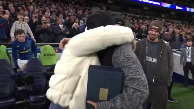 Guess who is back？（你猜谁回来了？）