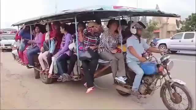 印度阿三的摩托车动力真猛，甚比大型拖拉机