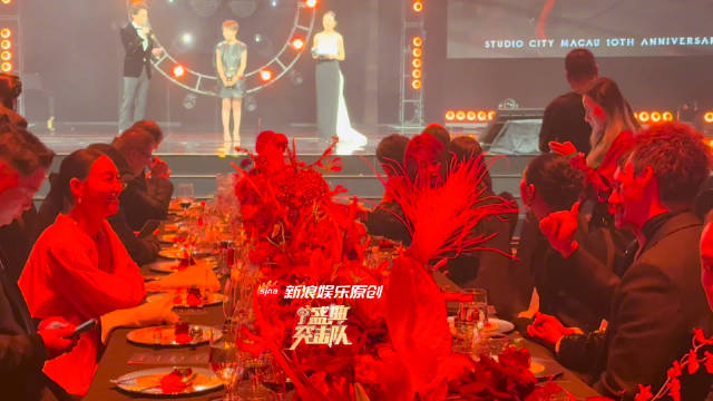 豪门姐弟晚宴热聊中！惠英红、陈伟霆在2025实力派电影盛典 中聊得好开心