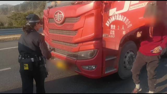 大货车司机违法加装射灯遮挡车牌