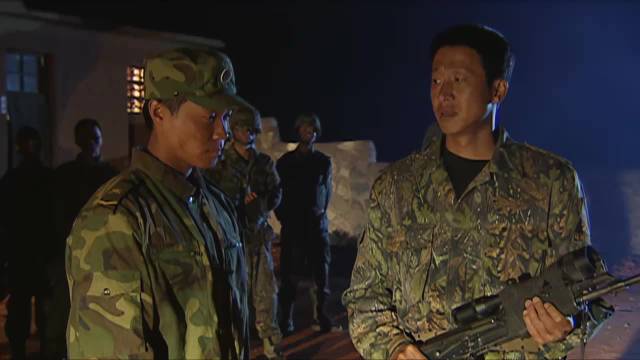 士兵突击：成才对连长道歉，明白不抛弃不放弃含义，两人含泪相拥！