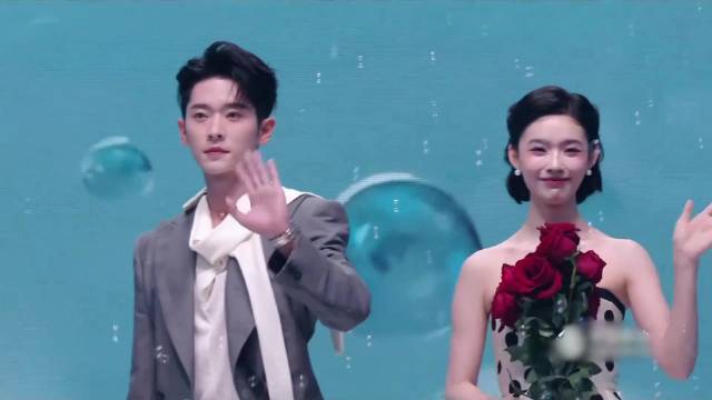 林允走红毯摔倒后，丞磊全程盯着允妹的裙摆，把王鹤润晾在一边！