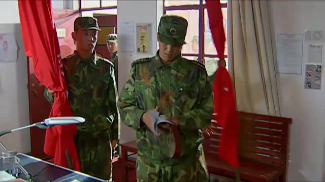 士兵突击：干事写错团报，被士兵当场掐脖，团长替七连撑腰太霸气！