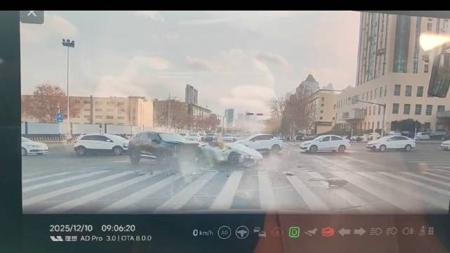 路口拐弯太着急，兰博基尼很受伤