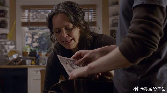 彼得找到父亲留给他的公文包，他决定一探究竟