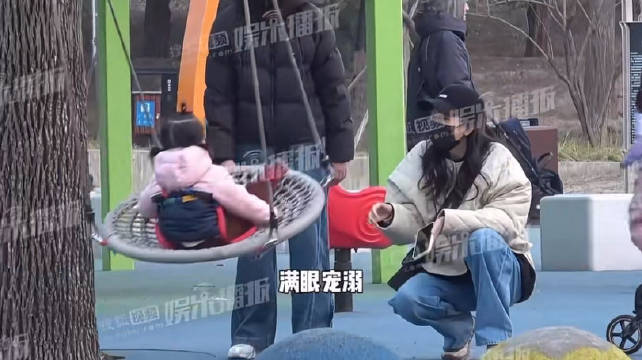 王鸥带女儿公园游玩被拍，推秋千拍照显温馨