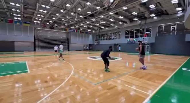 塔图姆训练中的1对1片段