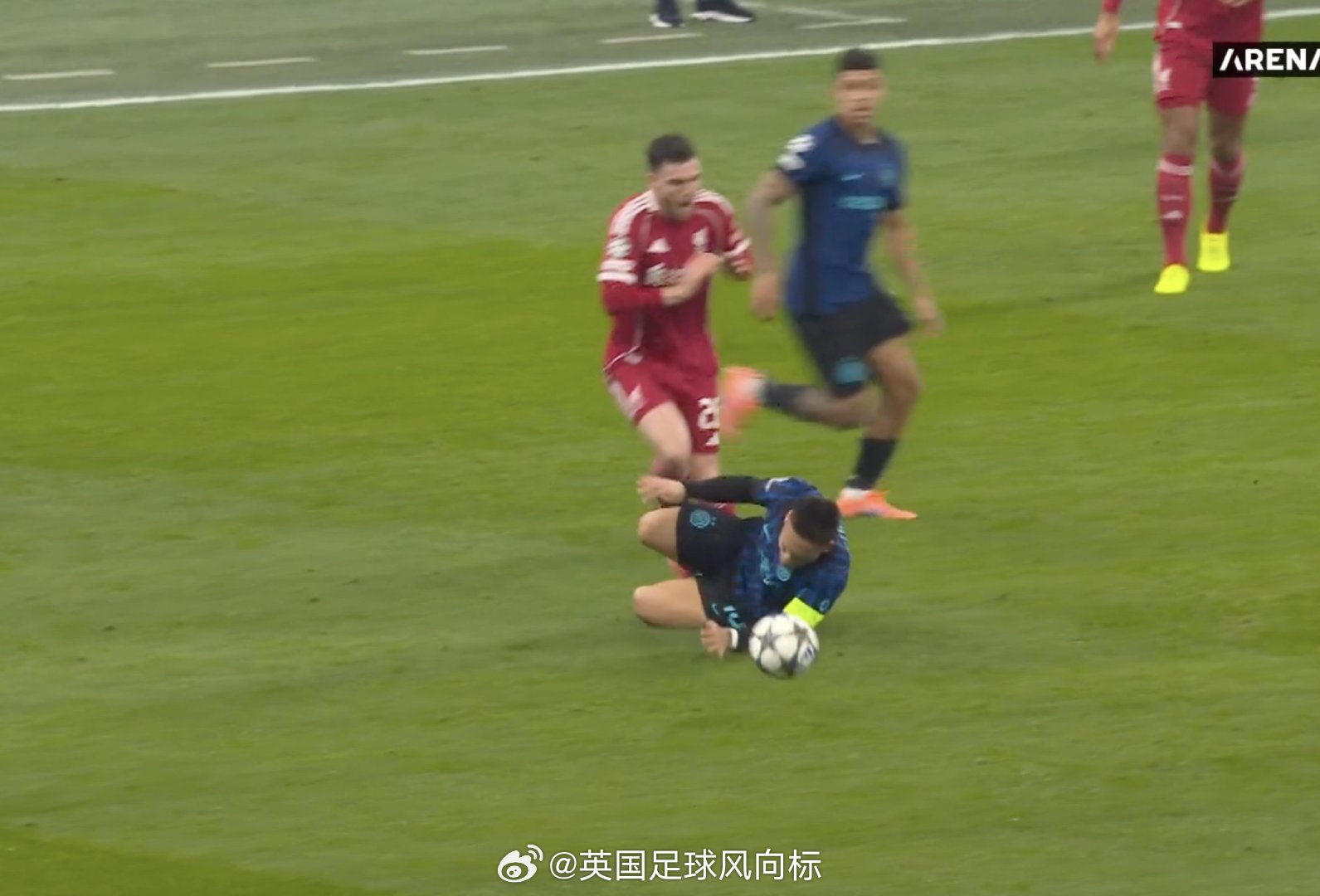 劳塔罗飞铲罗伯逊染黄，国米战利物浦上半场13分钟现争议