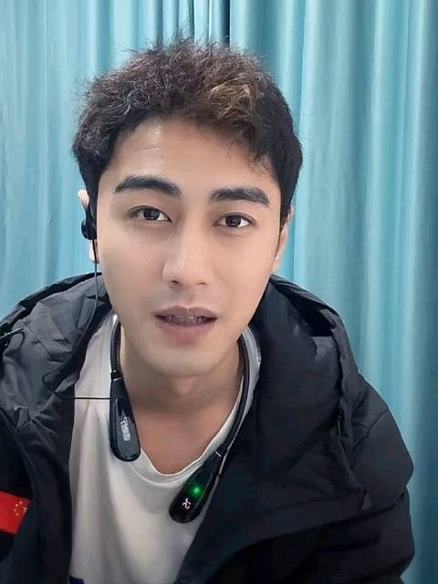 这个四川帅哥长得挺像阚清子前男友纪凌尘的，但是普通话口音有点重