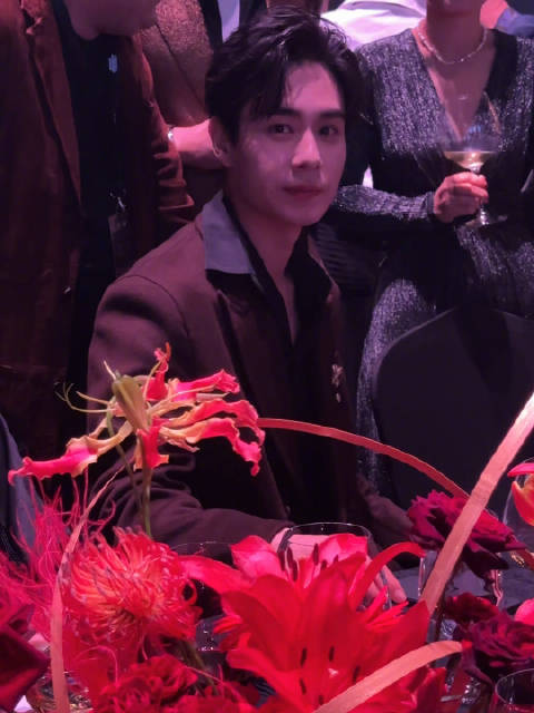 正在social中的胡一天，乖乖点头