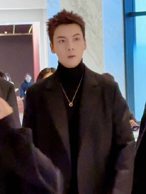 挑眉太帅了，长大衣造型走路超有节奏感，参加实力派MAT年度盛典路透直拍