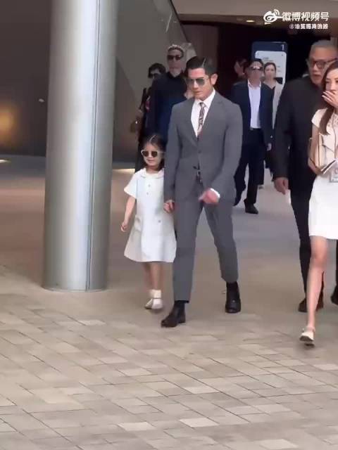 日前，郭富城和方媛一家四口在马场出席活动，第一次听郭天王讲英文