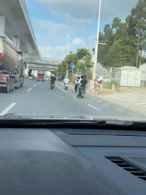 家附近就是中专，每次开车回家都要感叹一下，问界真的不如九号电动车