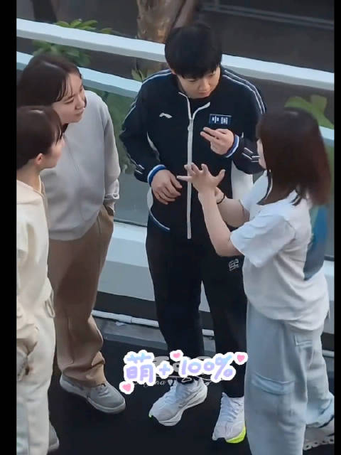 孙颖莎与日本女乒热聊互动，赛场外跨国温情刷屏