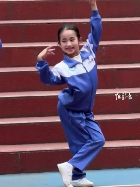 广东9岁女孩校服舞姿惊艳全网
