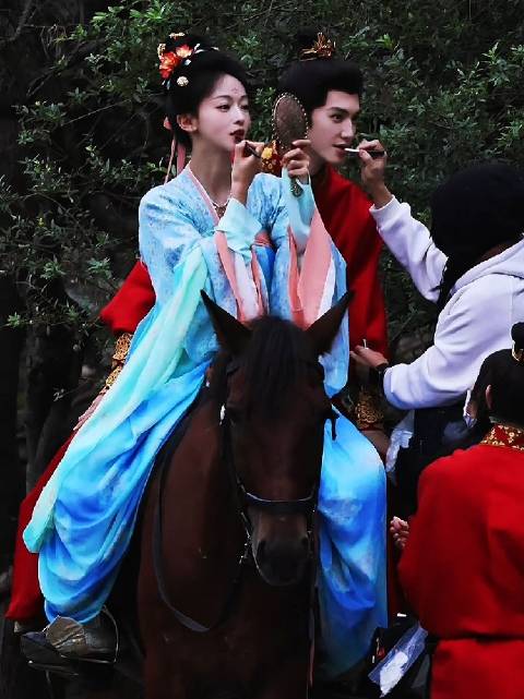 吴谨言蓝裳骑马陈哲远红衣相伴片场互动生动