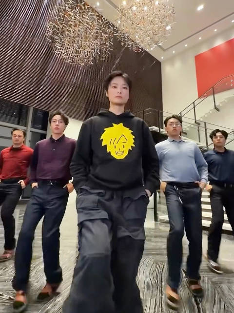 李宇春演唱会结束后与不齐舞团共舞