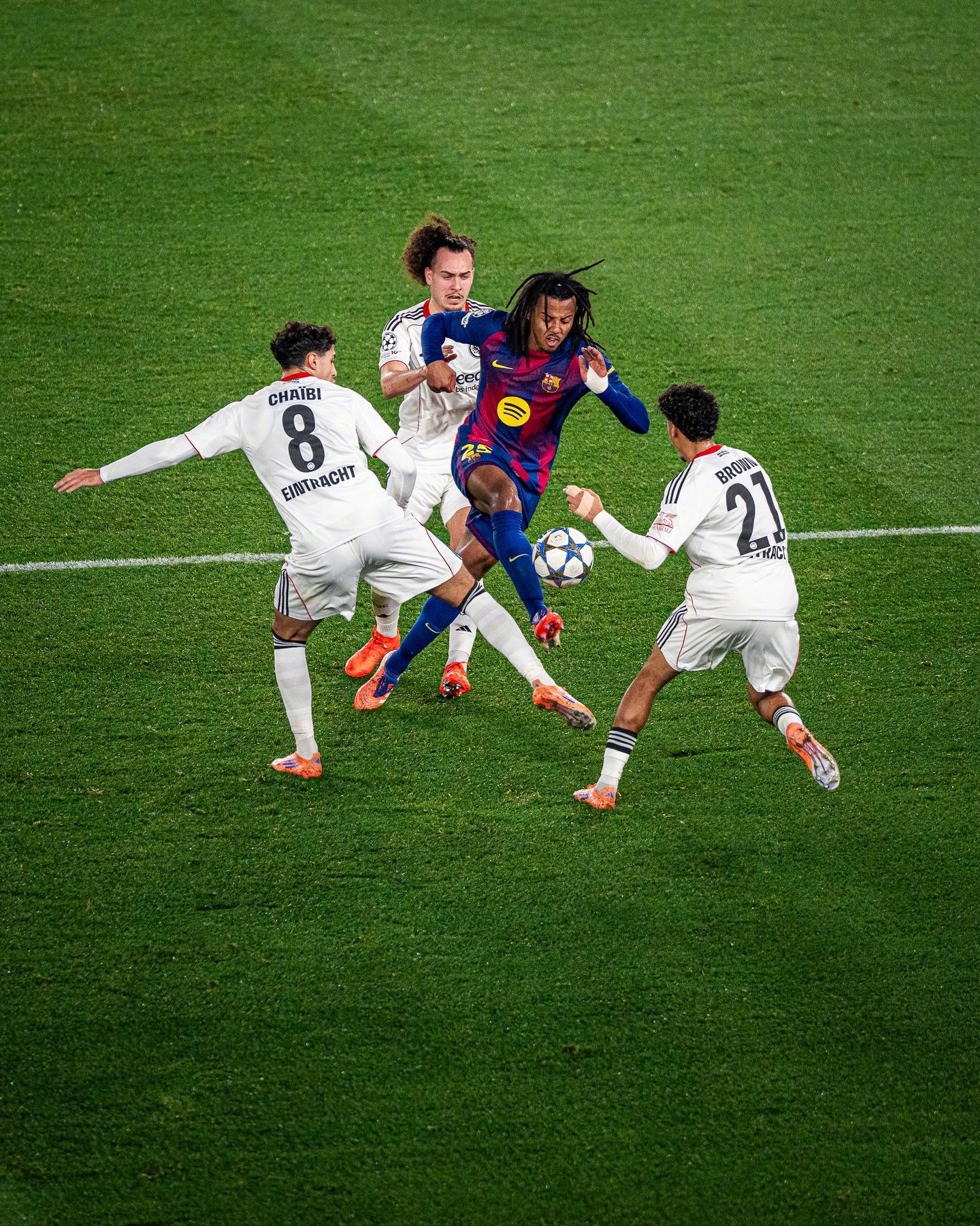 巴萨2比1胜法兰克福重返欧冠胜利轨道