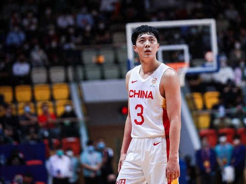 男篮3人不合格！胡明轩两场13中0，朱俊龙一共拿4分，愁坏郭士强