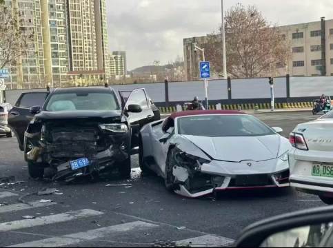 看到很多人说，兰博基尼全责，瞬间替黑车松了把汗！