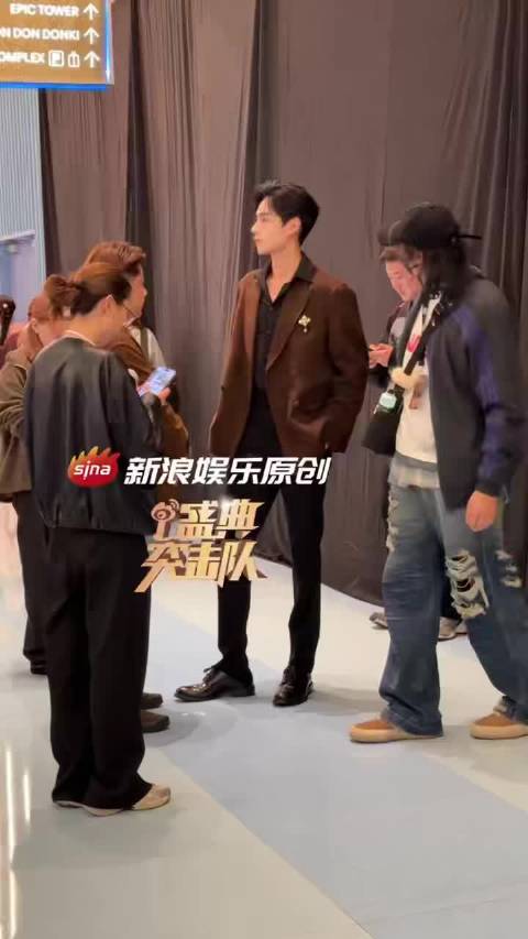 捕捉一个在后台的胡一天！ 哥哥腿好长啊，都快溢出屏幕啦~2025实力派电影盛典