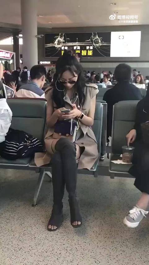 韩雪高铁站被人搭讪 真没想到，平时一脸高冷的韩雪这么亲民，爱了爱了