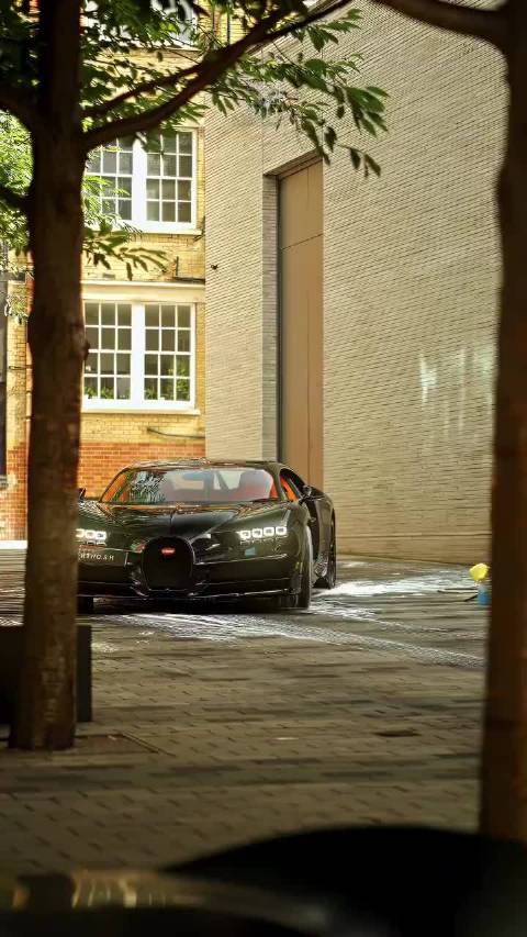 布加迪配上这个街道，塑造的电影感绝了