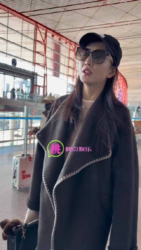 机场偶遇王鸥，有人问她孩子，何九华 王鸥