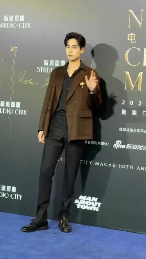 身穿深棕色夹克亮相MAT年度年度盛典，帅气有型