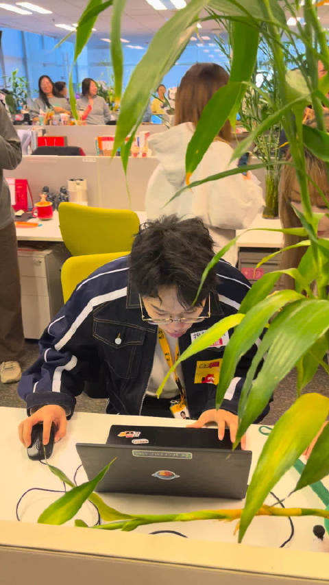 我就这样看着李飞打字 李飞来搜狐上班感受一下当打工人的kpi