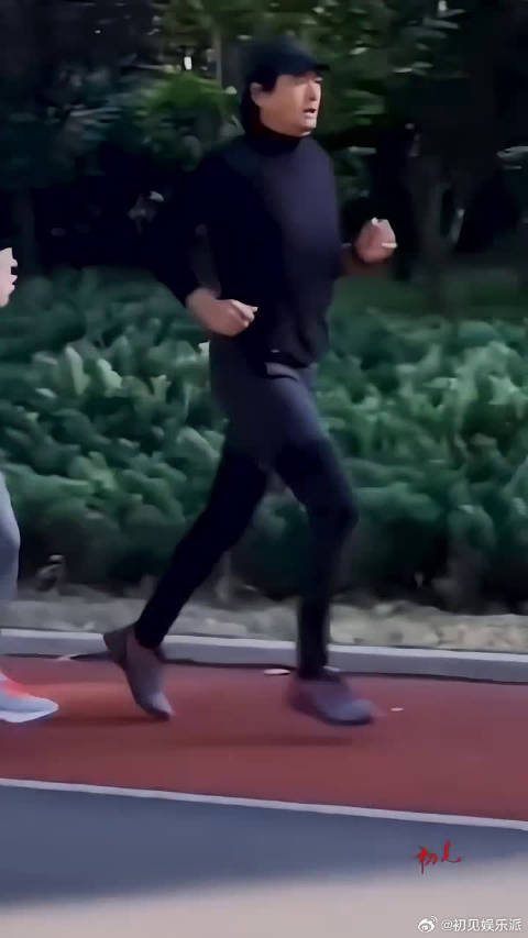 周润发最低调的巨星，和妻子吃路边摊挤公交，却无私捐出一生存款