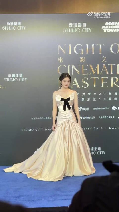 身穿蝴蝶结抹胸裙亮相MAT盛典