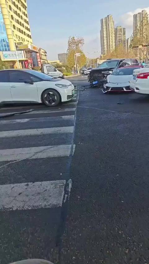 青岛未挂牌兰博基尼路口拐出与直行SUV相撞