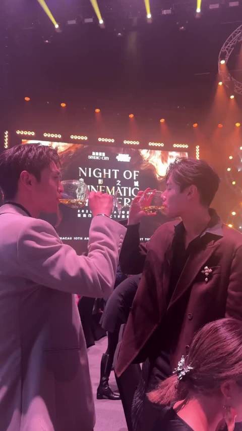 胡一天王天辰同框热聊引《超时空罗曼史》剧粉欢呼