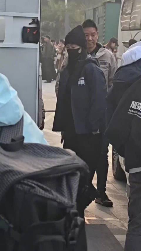 吴谨言《重生之门源起》开机路透，脸好小哦