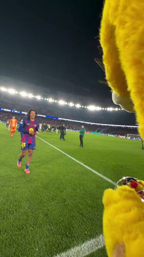 咪咪来颁奖！本场欧冠MVP属于巴萨最会穿的男人！全场最佳球员，孔德你应得的