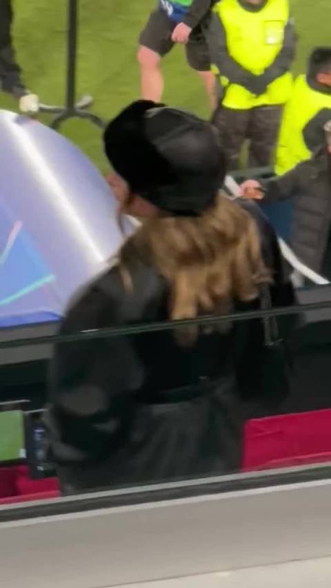 昨晚巴萨女足球员阿莱西亚昨晚也在诺坎普