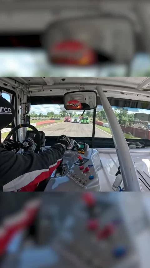 卡车比赛的内部视角，还真是第一次看到，这种赛车太有趣了 国内咋没有呢？