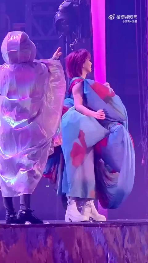 孙燕姿演唱会造型引热议，张韶涵精灵风王心凌公主风