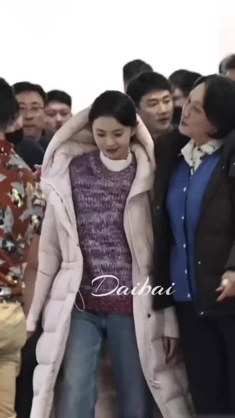 刘浩存好萌一个粉色团子 我也想一把抱住！