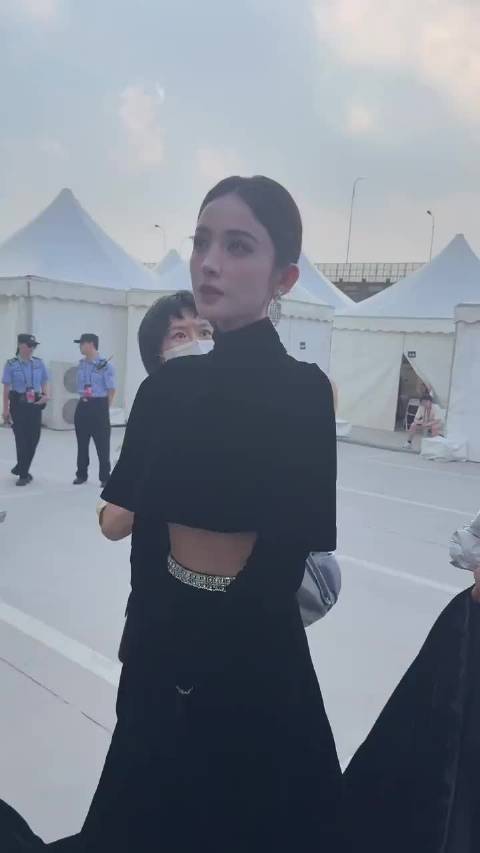 芭莎之夜盛典红毯等候区捕捉娜扎神颜