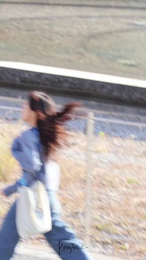 张子枫我们生活在南京路透 妹妹笑得好明媚呀！超级有活力的半夏，太可爱啦！