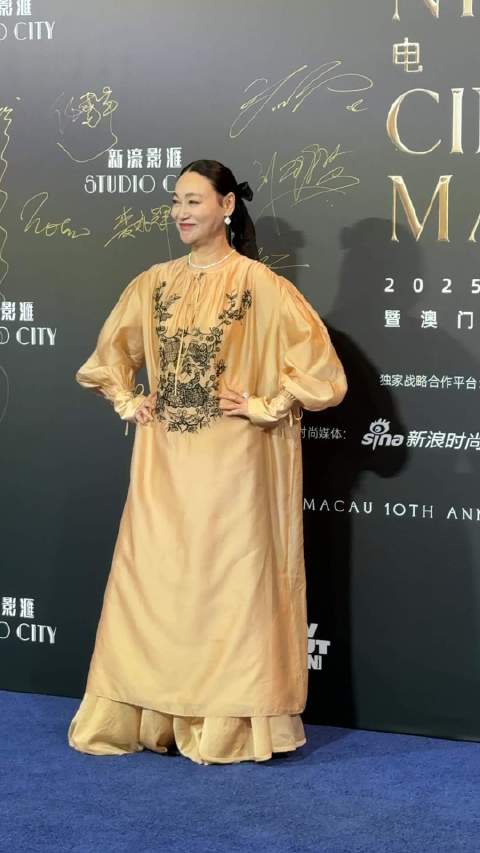 惠英红以东方美学解构红毯造型，融合建筑廓形与苏绣工艺