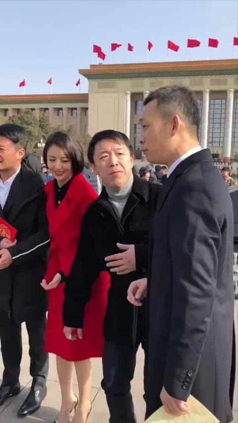 吴京、张译、黄渤、佟丽娅、周迅同框出席活动，这真是星光熠熠啊，全是大牌