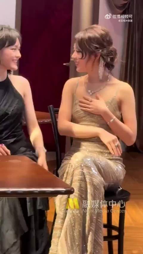 孙俪全程都盯着迪丽热巴，没人发现有对情侣同框了吗？