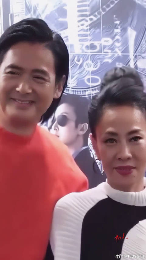 周润发和妻子陈荟莲，结婚30年膝下无子，依然恩爱如初
